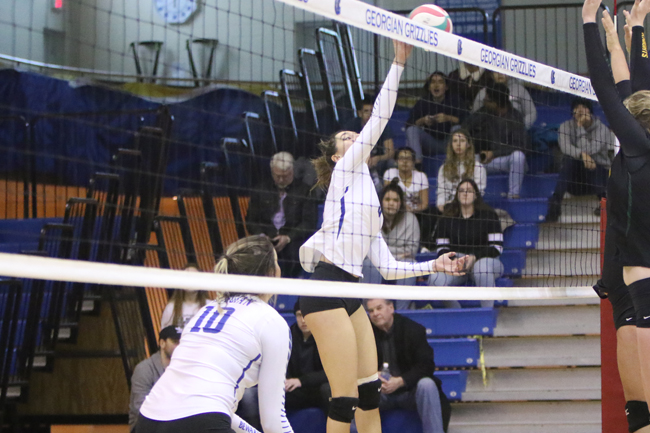 WOMEN'S VOLLEYBALL LOSE TIGHT MATCH TO SENECA